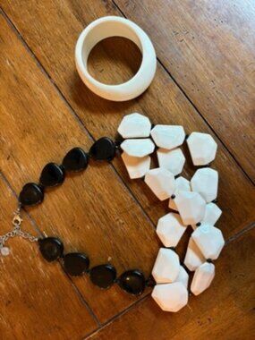 Lucite bracelet and necklace vintage - black and ivory